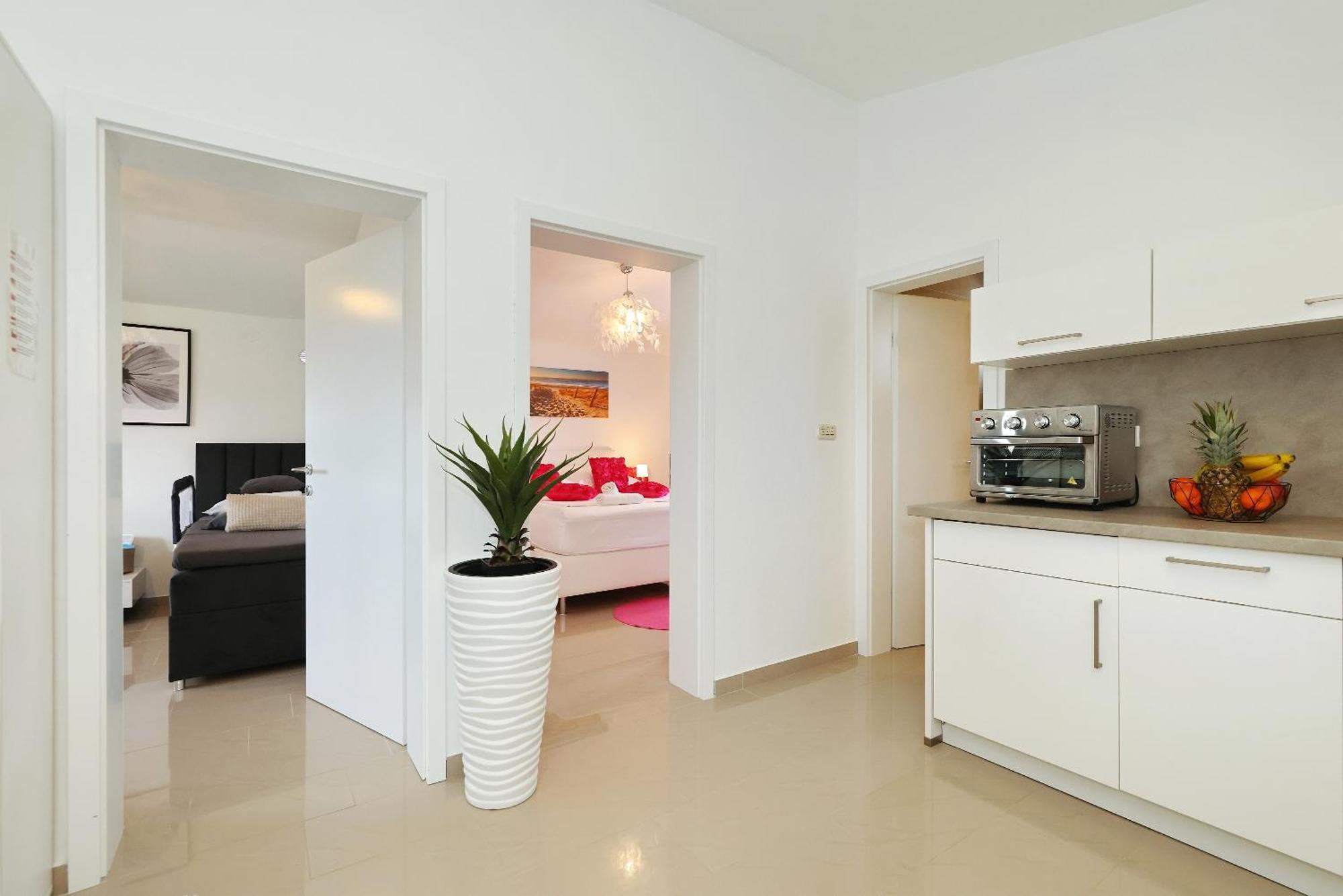 Apartments Rosini, 300M From The Beach With Shared Tavern And Bikes, 宁 外观 照片