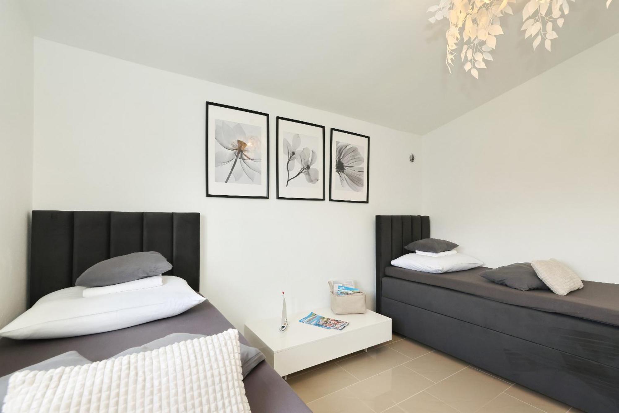 Apartments Rosini, 300M From The Beach With Shared Tavern And Bikes, 宁 外观 照片