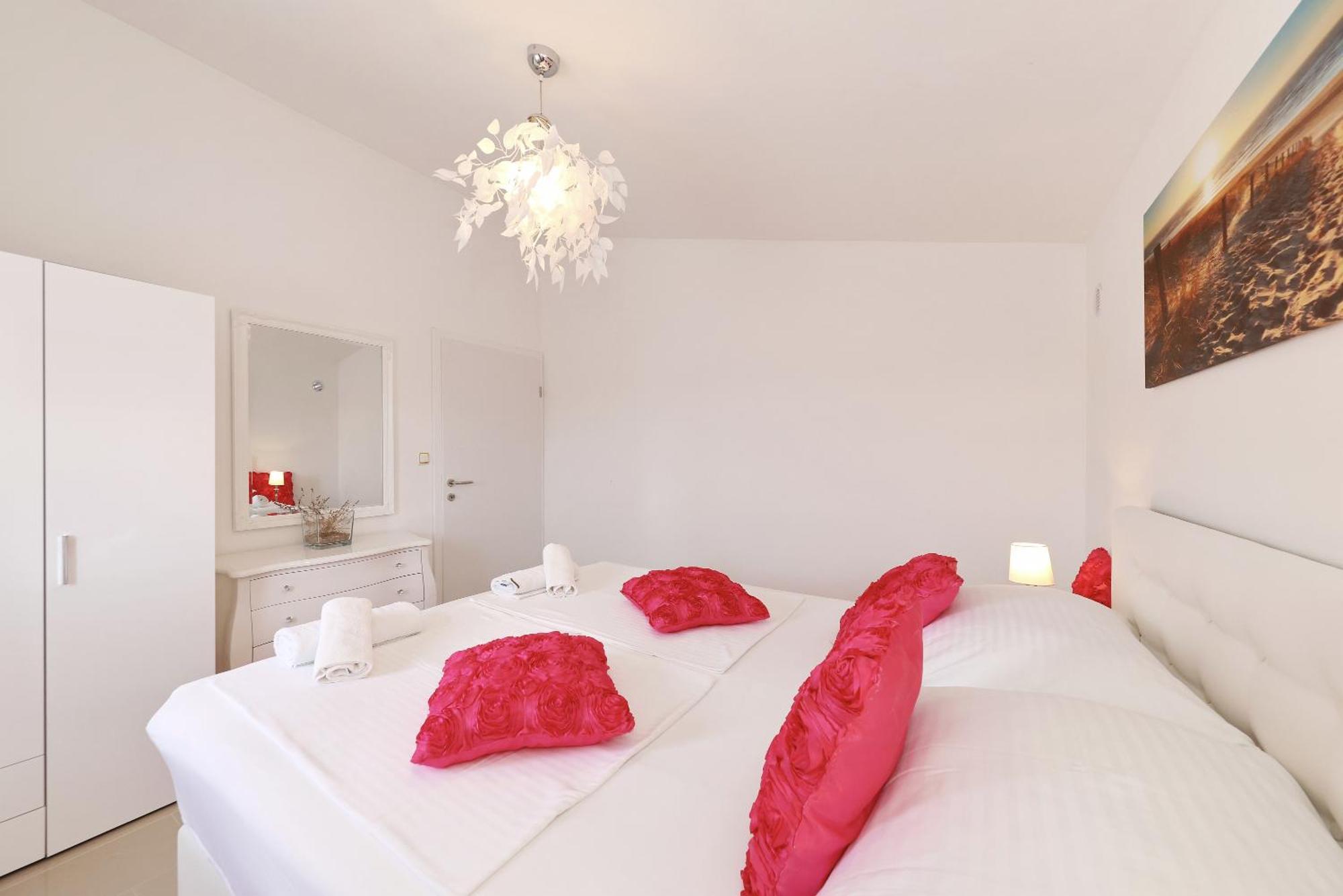 Apartments Rosini, 300M From The Beach With Shared Tavern And Bikes, 宁 外观 照片