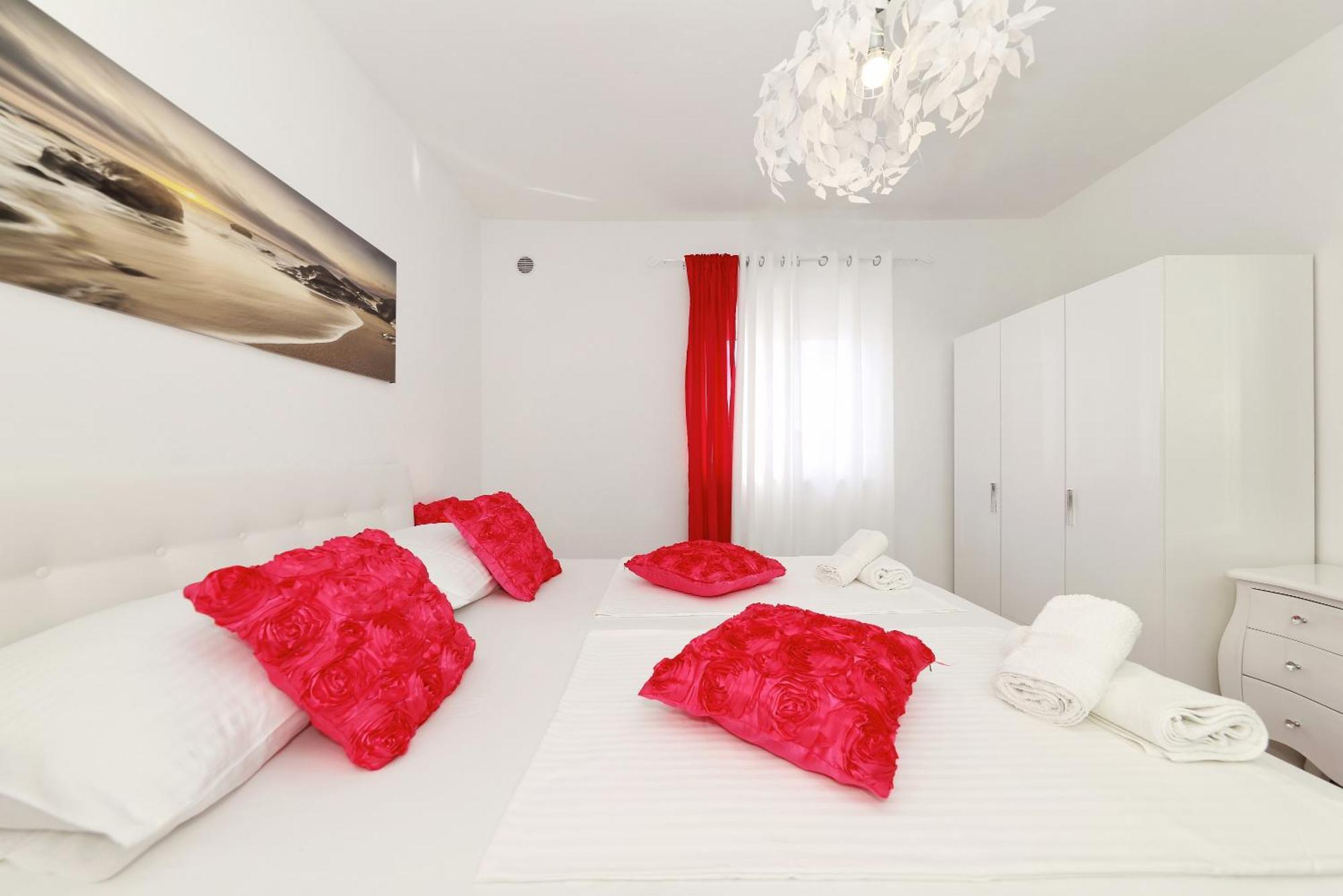 Apartments Rosini, 300M From The Beach With Shared Tavern And Bikes, 宁 外观 照片